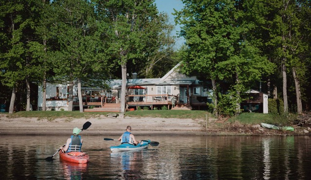 Large Waterfront Cottage with Beautiful Sunroom and Large Deck