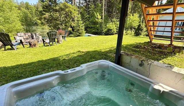 Le Chalet Blanc, lakefront with jacuzzi