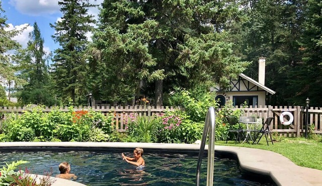 Le Davos, A nice vintage cottage in Village Suisse resort, in heart of Val-David