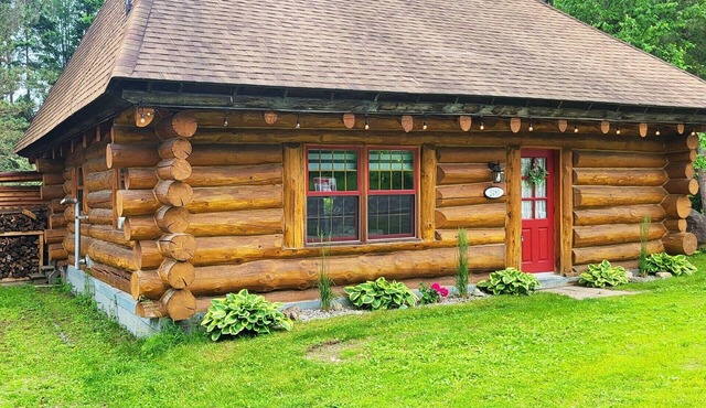 Le Féeria Chalet & Spa - Magnifique Chalet en Bois Rond sur le Bord de L'eau!