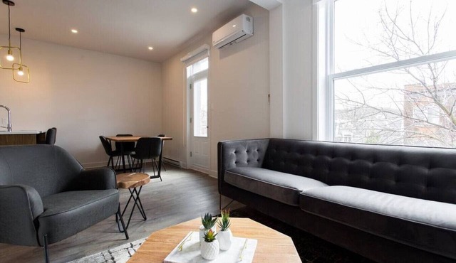 Light Filled 2 Bdr Unit in Mile End by Denstays