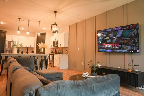 Loop, New Luxurious Large 3BR House, Sleeps 11 with Free Parking