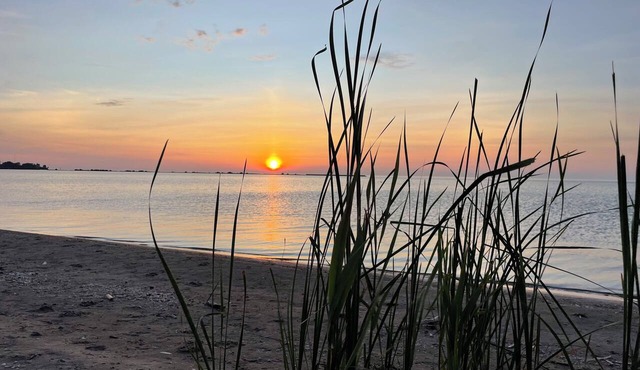 Lovely 2 bedroom upper, close to Lake Erie beaches