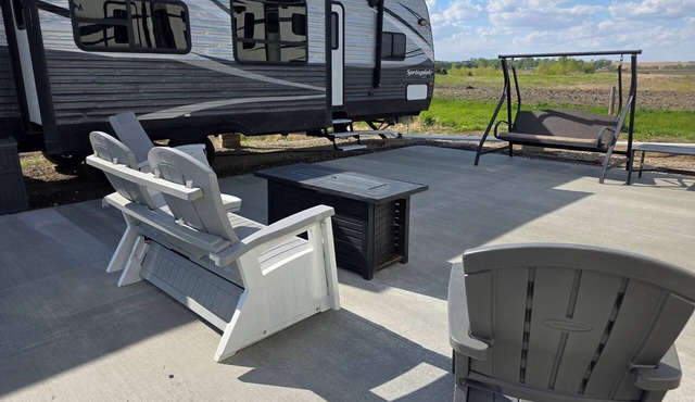 Lovely 2-bedroom recreational vehicle with full bath and AC in Sergeant Bluff.
