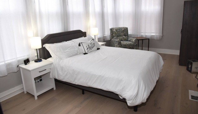 Lower Level HUGE 2 Bedroom Apartment Pet Friendly and Free Laundry in Unit
