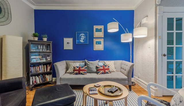 Luminous Skylight 2BR Apartment near Jean-Talon Market. Your pet is welcome!