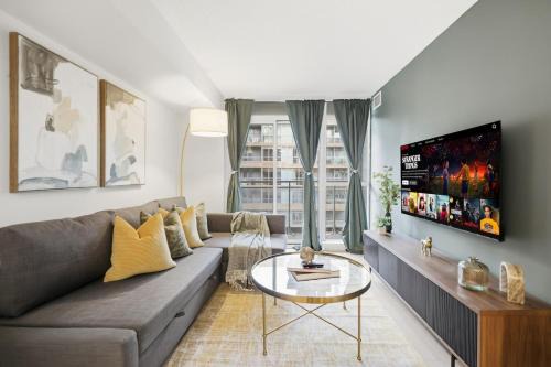 Lux King Suite, CN Tower, Sleeps 5 with Parking!
