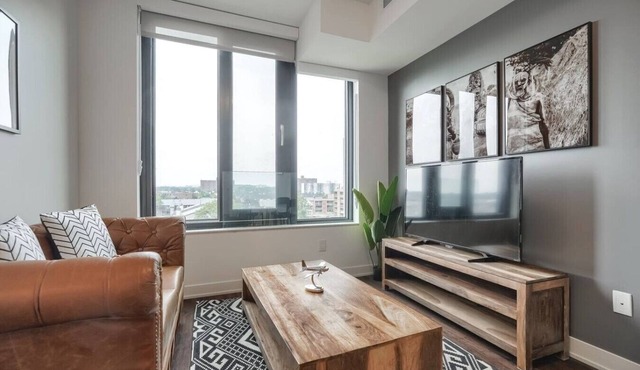 Luxe 1BR Apt with City Views, Near Lake Aquitaine