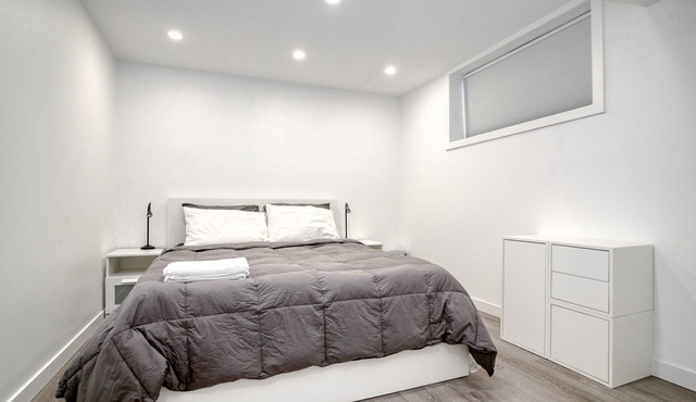 Luxurious 1Bedroom/2 Bed/1Bath Apartment with WFH Setup