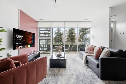 Luxurious 4BR Oasis Walk to CN Tower Entertainment