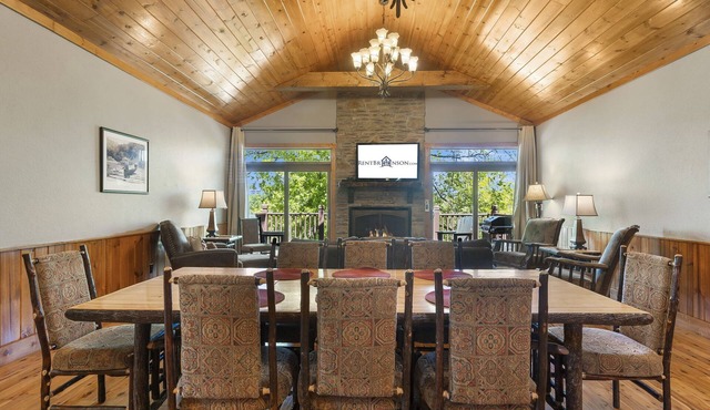 Luxurious Adirondack Lodge at Taneycomo with Hot Tub, Stunning Views & Free SDC Tickets