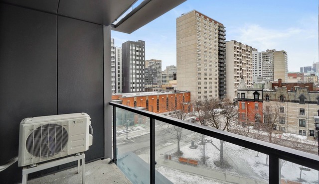Luxurious Downtown Condo, 3 minutes to the Metro