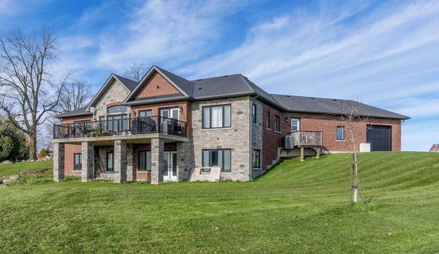 Luxurious Farmhouse on 100 acres- 45 mins from north of GTA