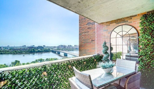 Luxurious river-view condo 2 minutes from Ottawa