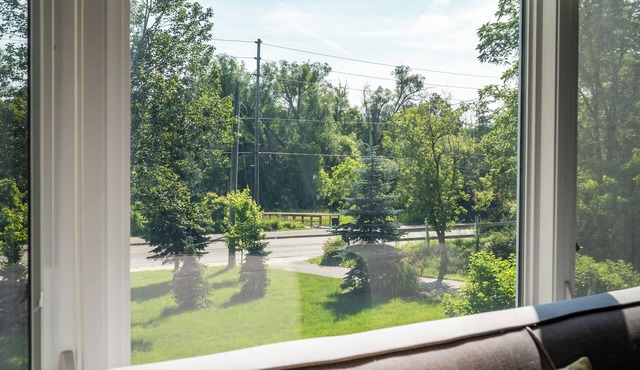 Luxurious Studio on one acre in town