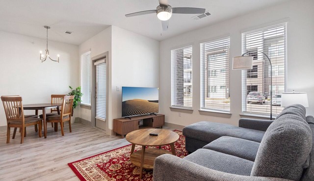 Luxury 1BD/1BA Next to Airport 8688