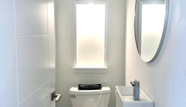 Luxury 2-BR 2 BTH in Downtown Toronto's Trendy Core
