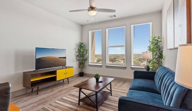 Luxury 2BD/2BA Next to Airport d40p