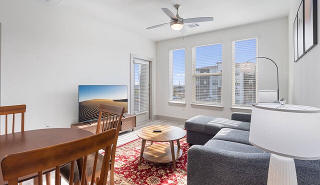 Luxury 2BD/2BA Next to Airport zvq6