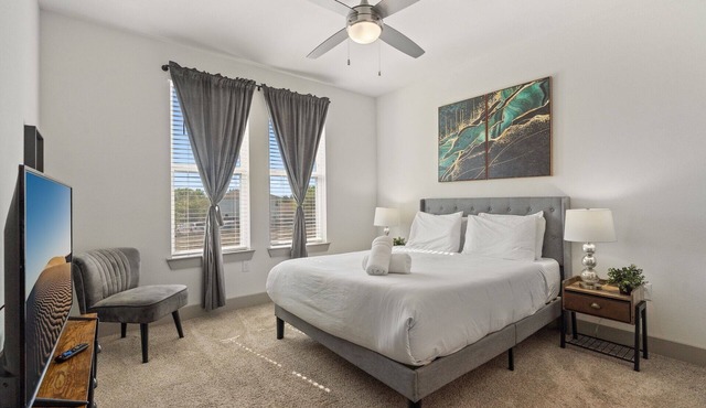 Luxury 2BD/2BA Next to Airport ekr8