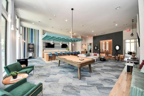 Luxury 2BR 2BA King Beds Houston Stay Fast Wi-Fi