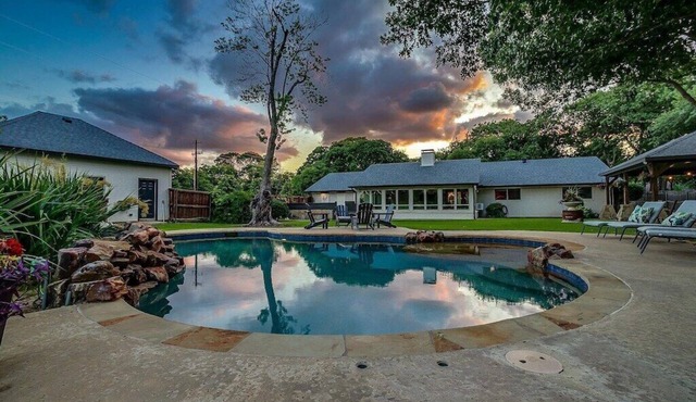 Luxury Backyard Oasis | Sleeps 10 Near Southlake