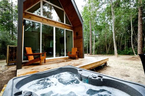 Luxury Cabin with Private Hot Tub - Cueta, Montgomery, TX