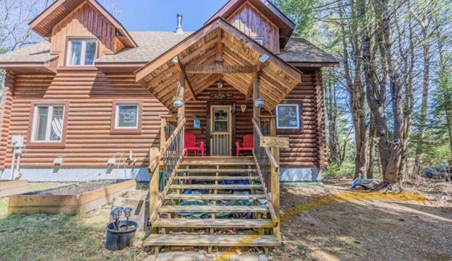 Luxury cottage in tranquil Algonquin Highlands with WiFi