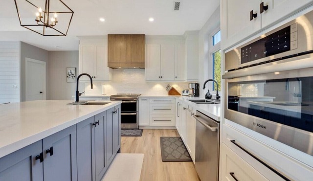 Luxury Cottage overlooking Wollaston Lake-Hot tub