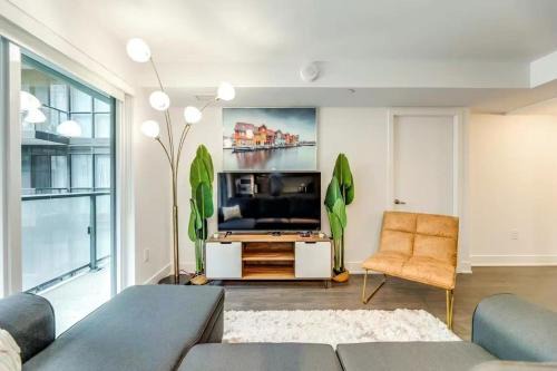Luxury Downtown Toronto 2BR Condo free parking Sleeps 7 Pool Spa Gym Steps to UofT Subway & Hospitals