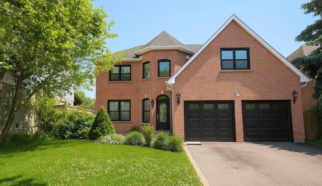 Luxury home 4BR, Pool, & 5 Mins to 401