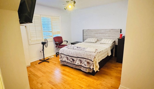 Luxury house 10 bdrms - near airport, sq 1, Private Backyard