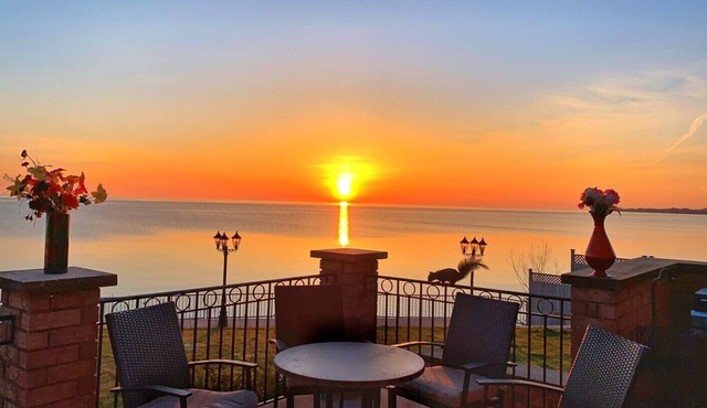 Luxury - Lake Paradise Villa With View of Water/Sunrise