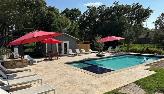 Luxury Lakefront @ Cedar Creek. Private luxury heated pool and Hot Tub!