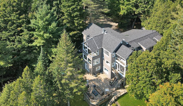 Luxury on Glen: 6BR Retreat w/Sauna, Hot Tub & Waterslide!