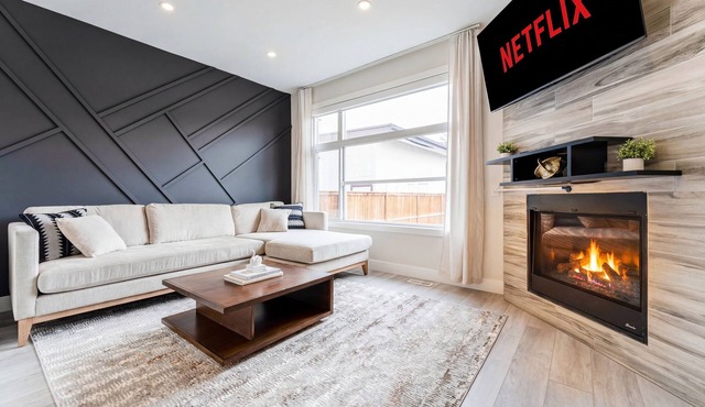 Luxury Spacious 3BR Home Near Downtown With King Bed | Fast Wifi | Free Parking