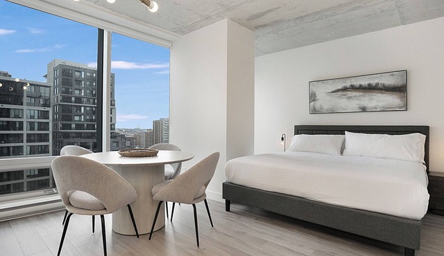 Luxury Studio in Heart of MTL 804 | Metro access