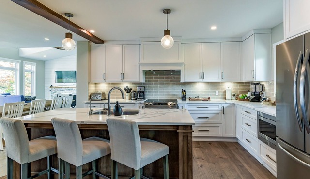 Luxury Waterfront Cottage (5,000 sqft w/Hot Tub)nn