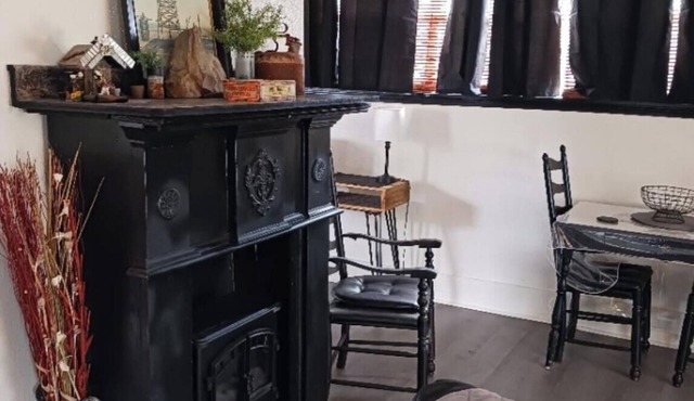"MacBerry Nut Cottage", Charming WWII Built 1-1 Smoke/Pet Free Duplex Garage Apt