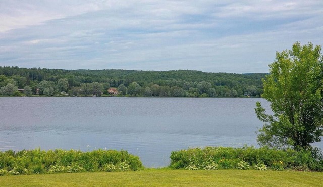 Magnificient cottage with SPA, kayaks and pedal boat for rent right on the water