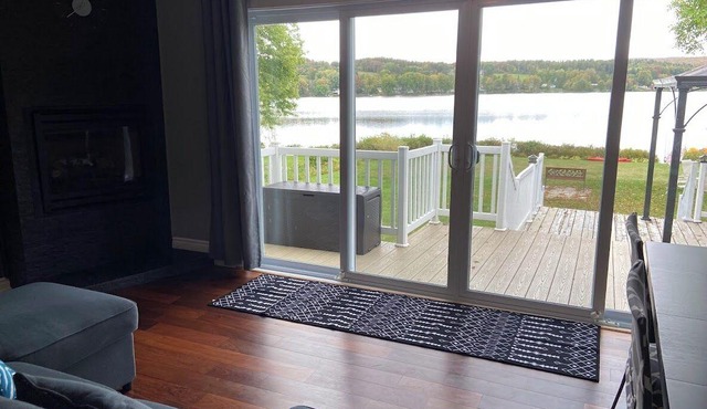 Magnificient cottage with SPA, kayaks and pedal boat for rent right on the water