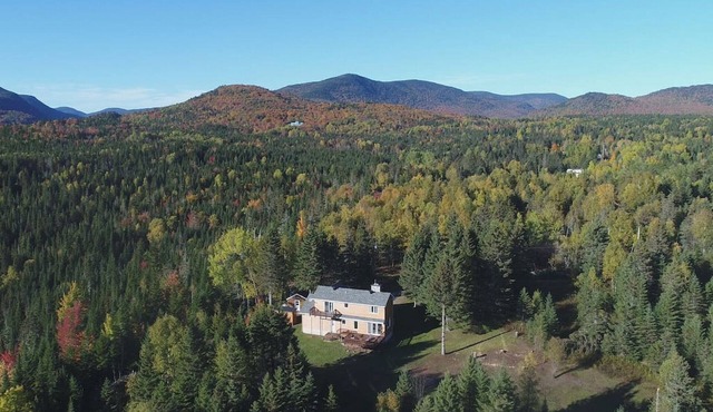 Maison isolée et chaleureuse dans la montagne.