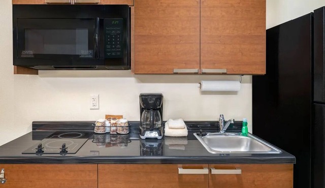 Make Yourself at Home in a Room w/Kitchen, Minutes from Cimarron Plaza