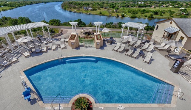 Marble Falls | Group Outdoor Retreat | Pool + Lake | 2BR