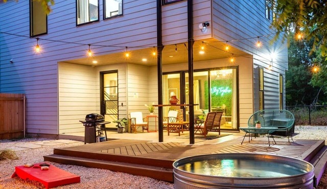 Massive Compound w Pool & Hot tub, Near Rainey St