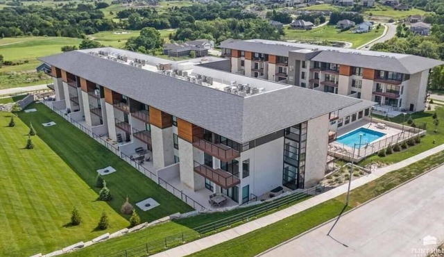 Mid-Mod MHK condo minutes from downtown Manhattan & Colbert Hills Golf Course