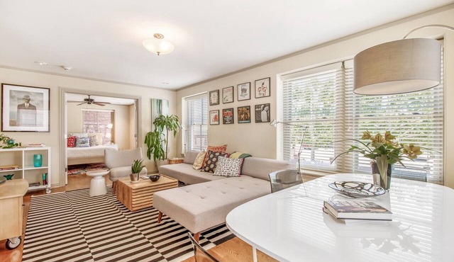 Midtown Light filled Stylish Walkable everywhere