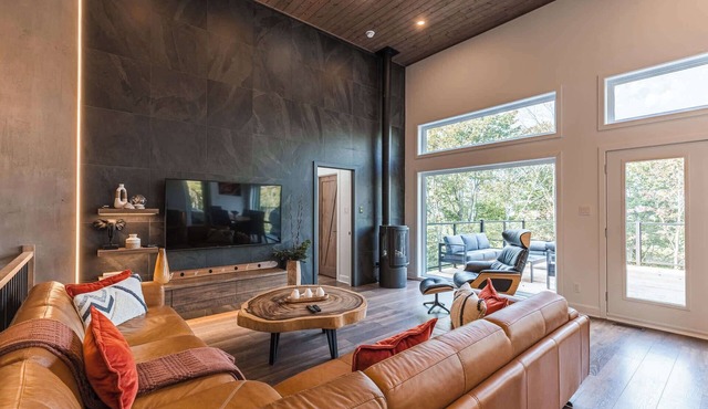 Minutes From Mont-Tremblant with Sauna and Hot Tub