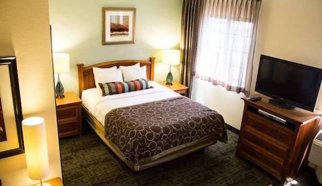 Minutes to Grapevine Convention, Free Parking and Breakfast!