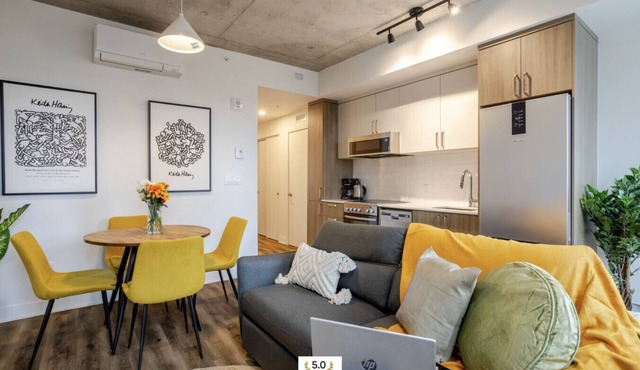 Modern 1-BDR APT in DT MTL – Prime Location!